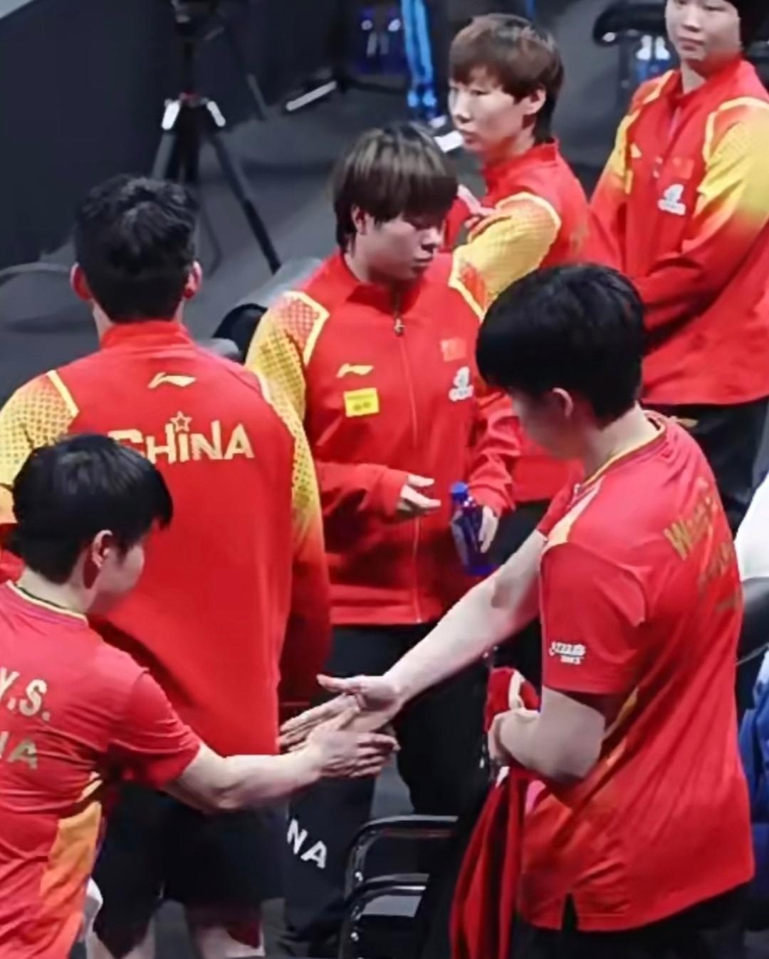 包含赛场上空悬悬念：球队团结协作赢得胜利的词条