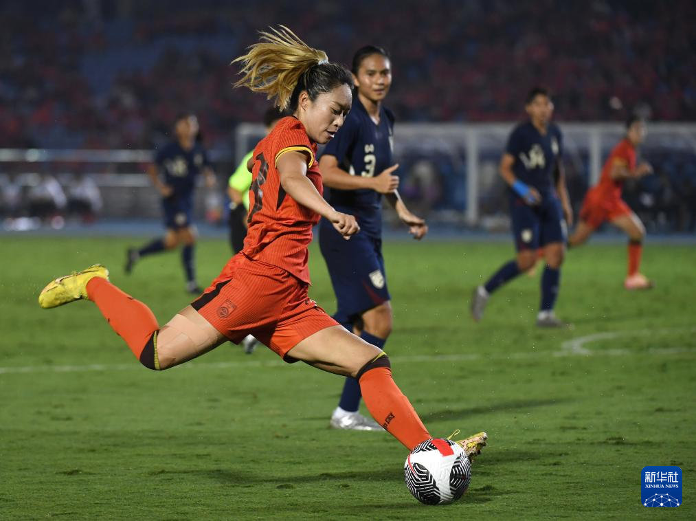 站上领奖台的队员们：女子足球国家队的辉煌战绩