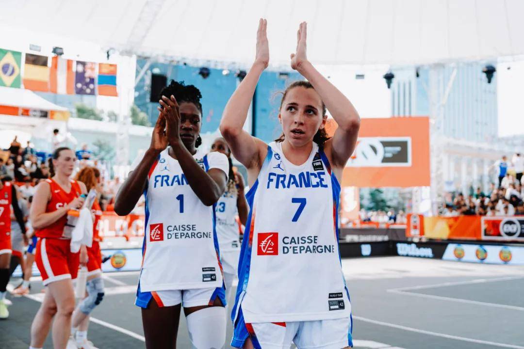 世界杯女子足球比赛晋级赛落幕