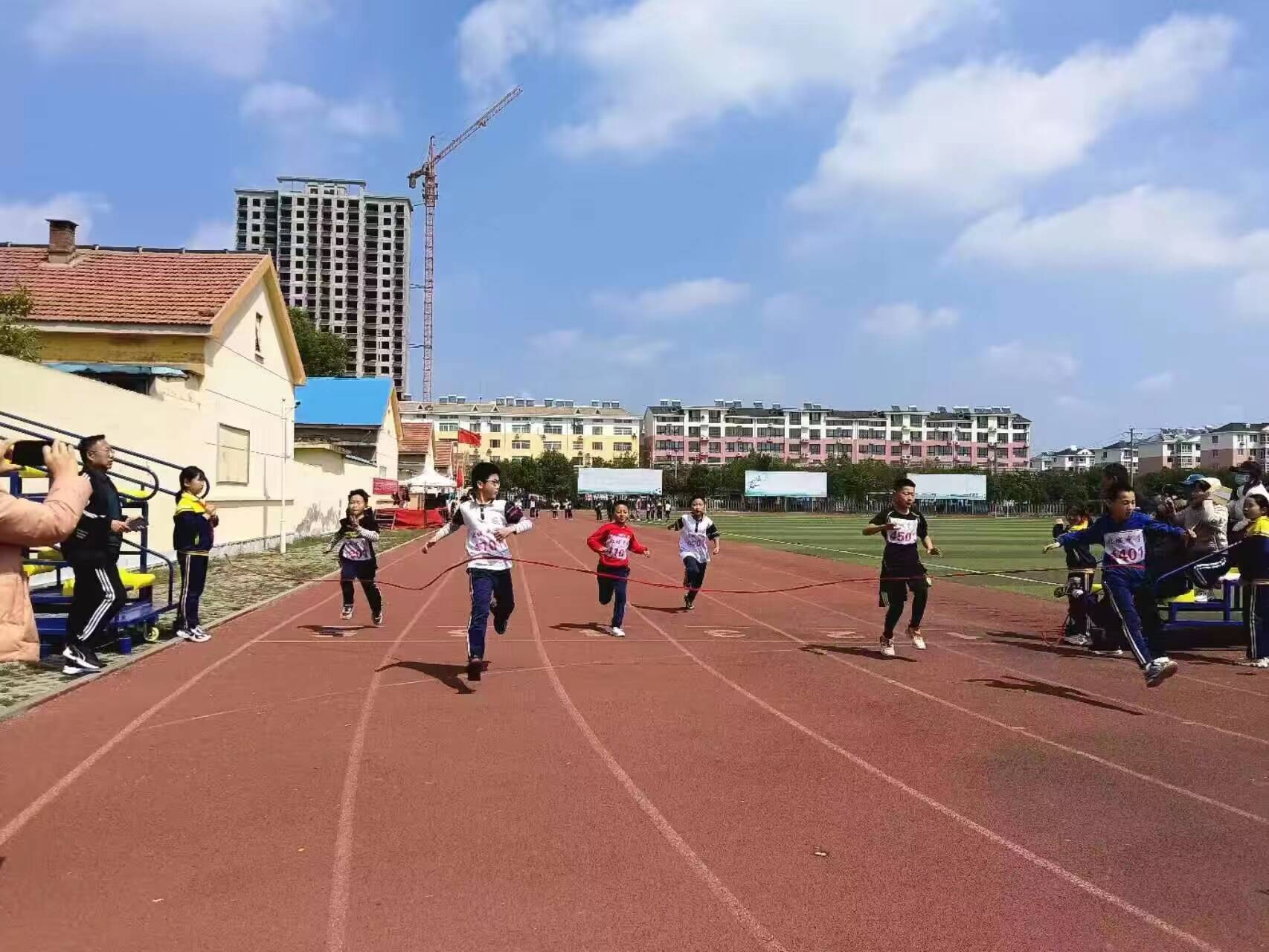 运动健儿实力抗争，赛场激烈的简单介绍