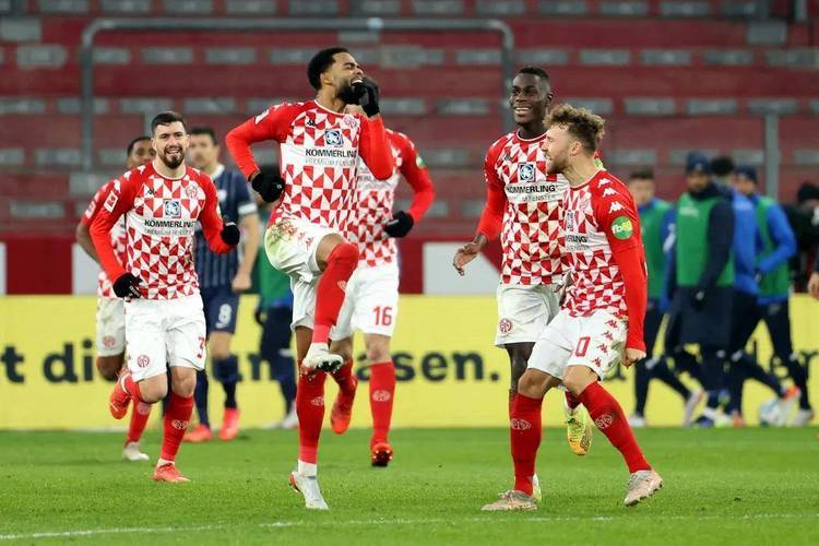 莱比锡红牛在客场不敌门兴格拉德巴赫