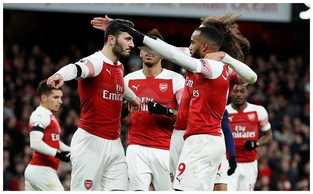 富勒姆轻敲乌龟壳,努力破门得分 富勒姆轻敲乌龟壳,努力破门得分