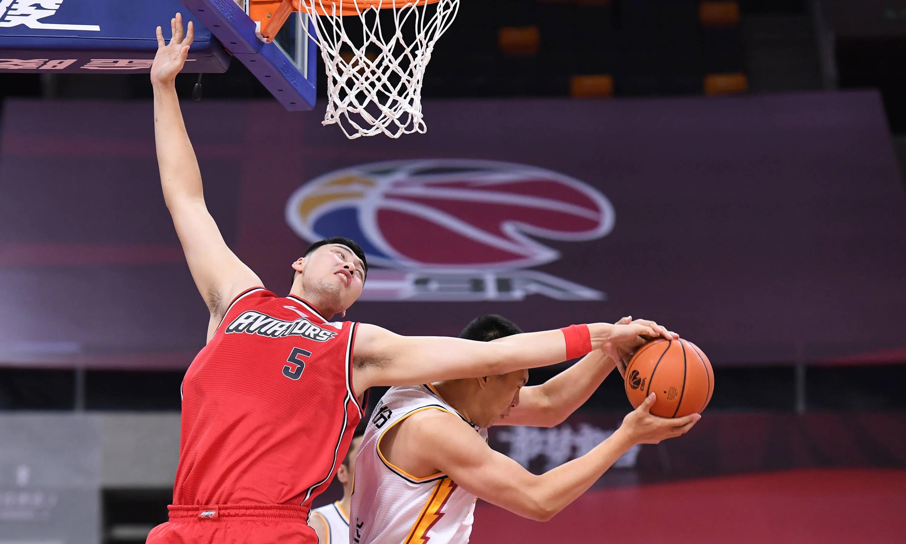 男篮联赛比赛场面悬殊明显,领先优势明显 男篮联赛比赛场面悬殊明显,领先优势明显