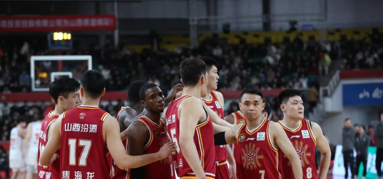 男篮联赛比赛场面悬殊明显,领先优势明显 男篮联赛比赛场面悬殊明显,领先优势明显