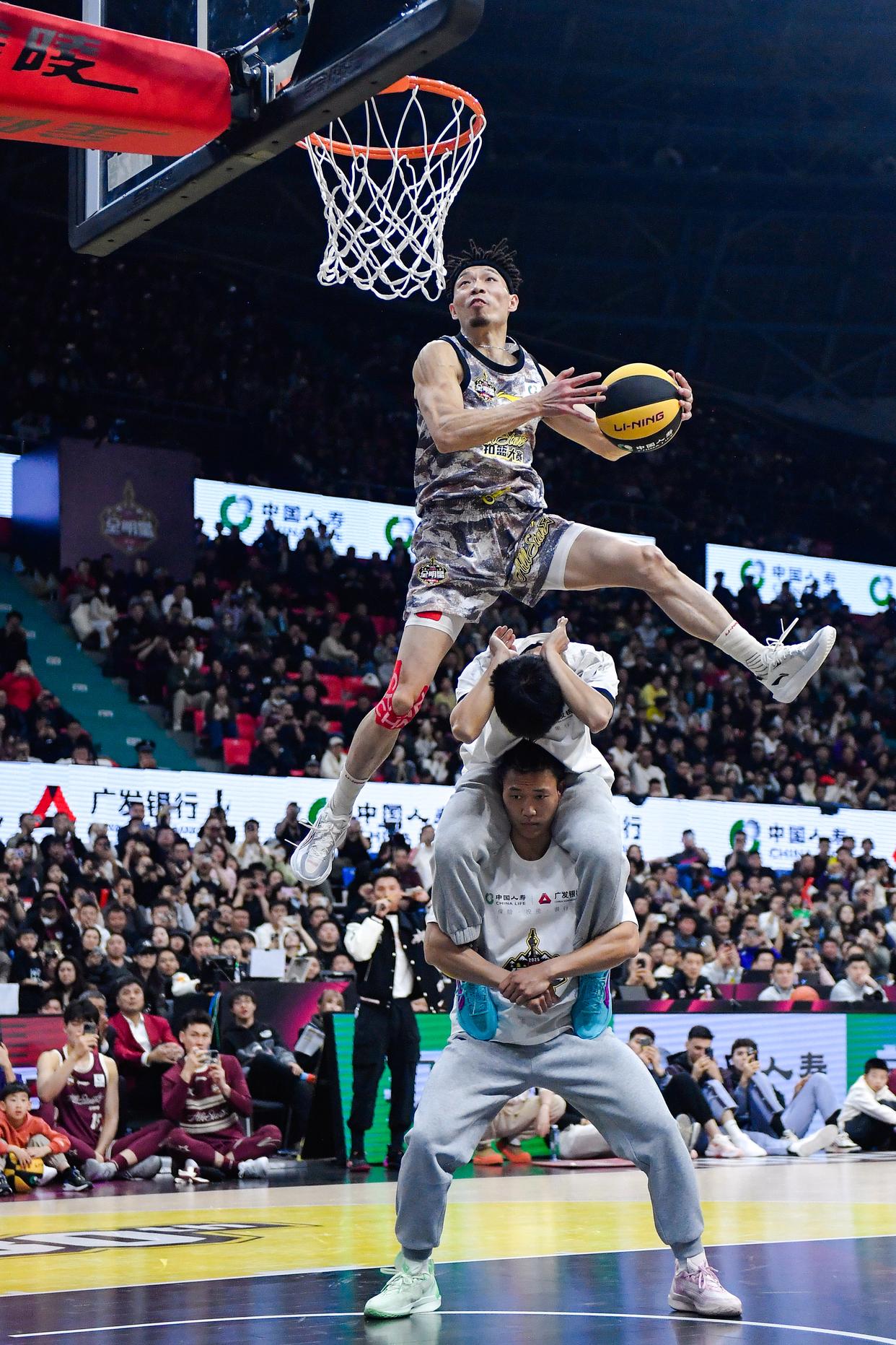 男篮比赛中球员突破封杀得分的简单介绍