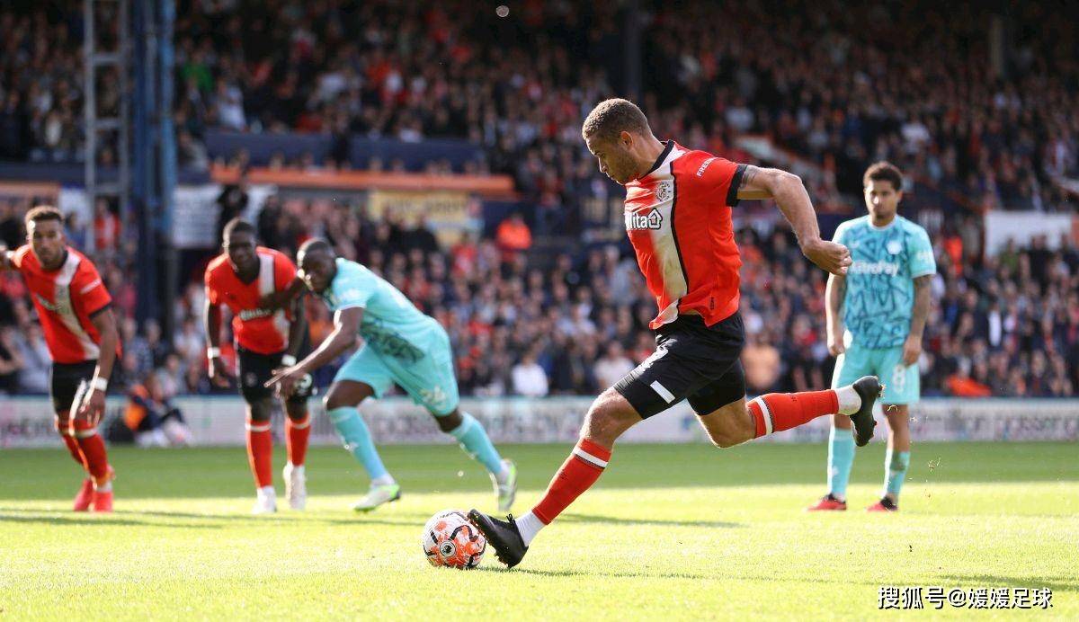 足球赛事中的精彩瞬间，势不可挡的战斗热情