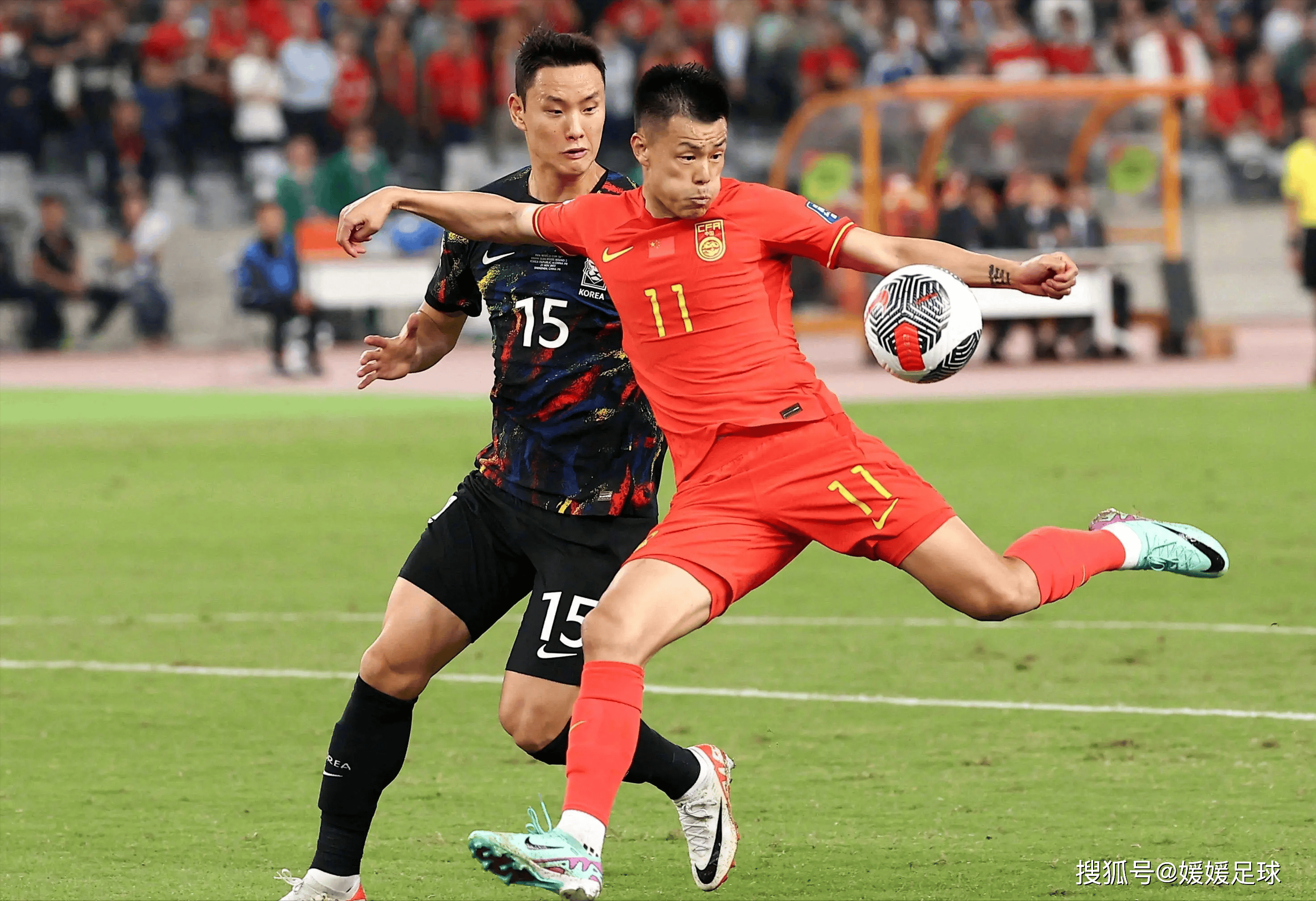 足球赛事中的精彩瞬间，势不可挡的战斗热情