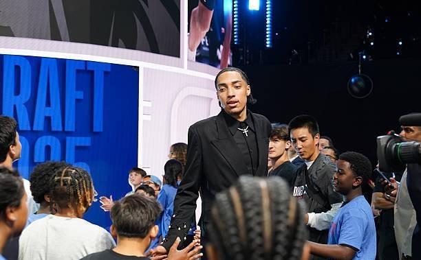 包含公牛宣布球队签下新秀，提高内线防守能力的词条