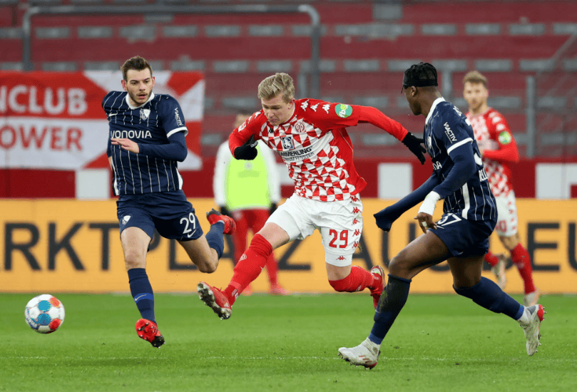 包含沃尔夫斯堡击败对手取得三连胜的词条