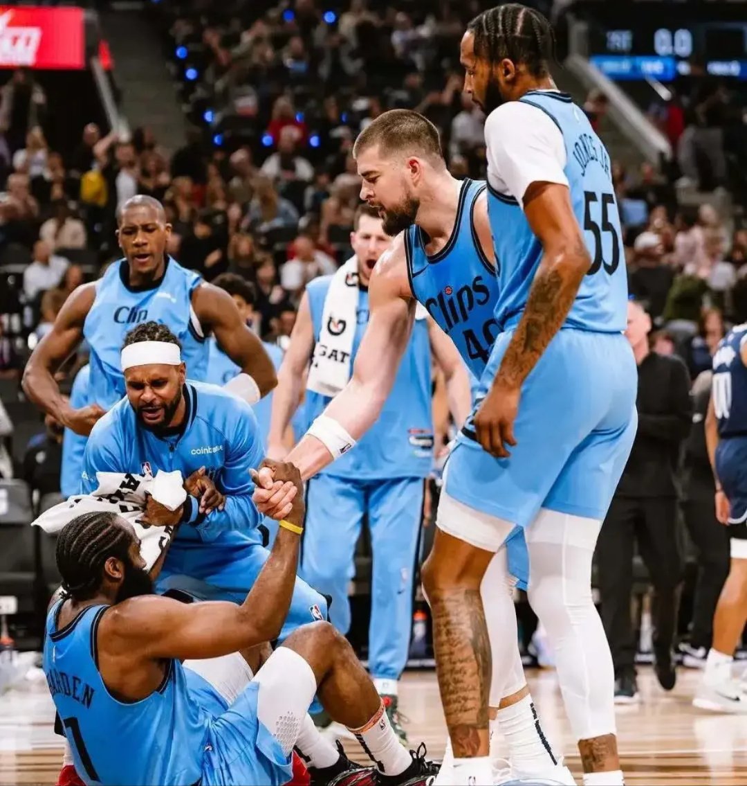 快船不敌掘金遭遇两连败，哈雷尔得分领先